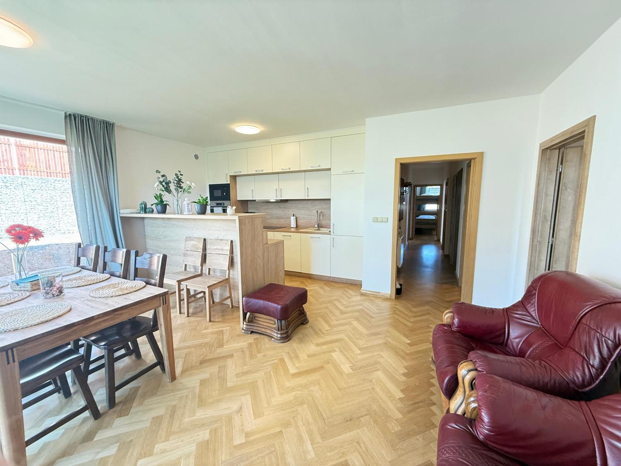 Familyvilla, New 4 Luxury Big Apartments, Parking